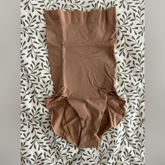 Skims Seamless Sculpt High Waist Brief - Ochre - XL - Picture 5 of 10